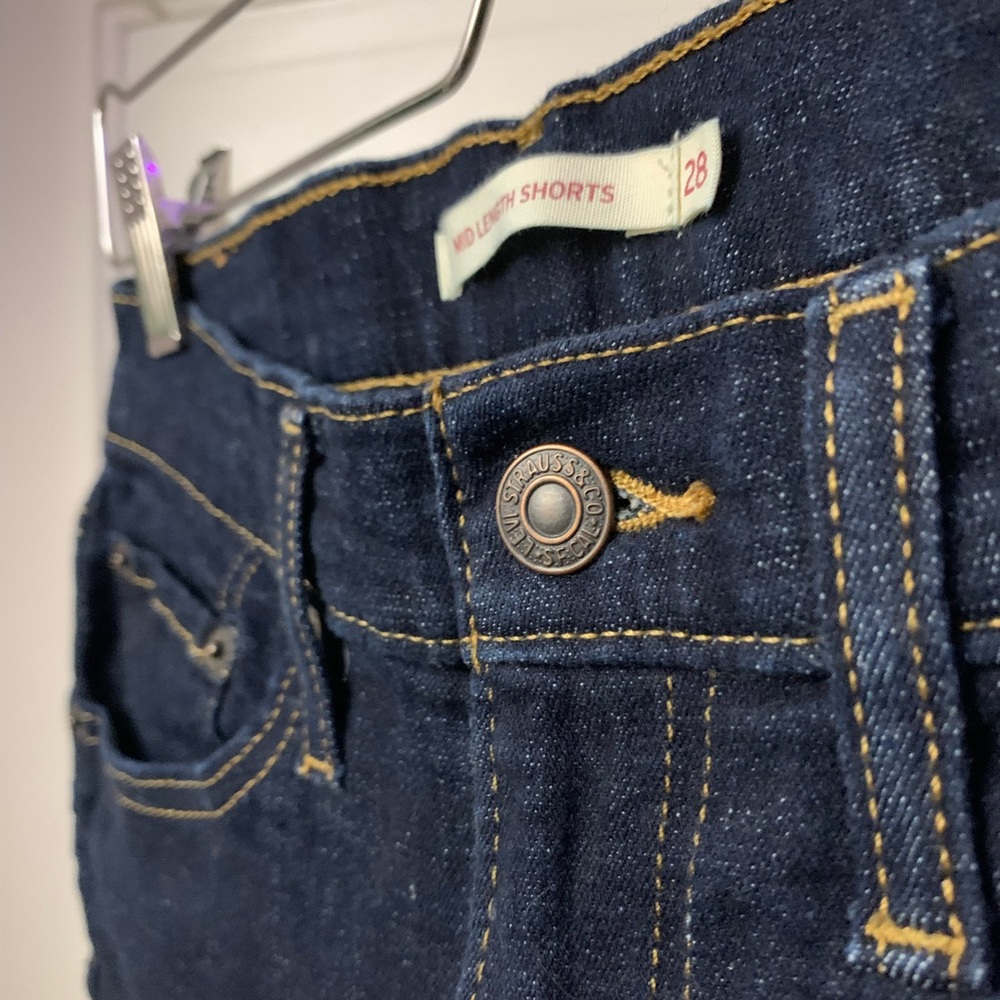 levi’s mid length shorts size 28